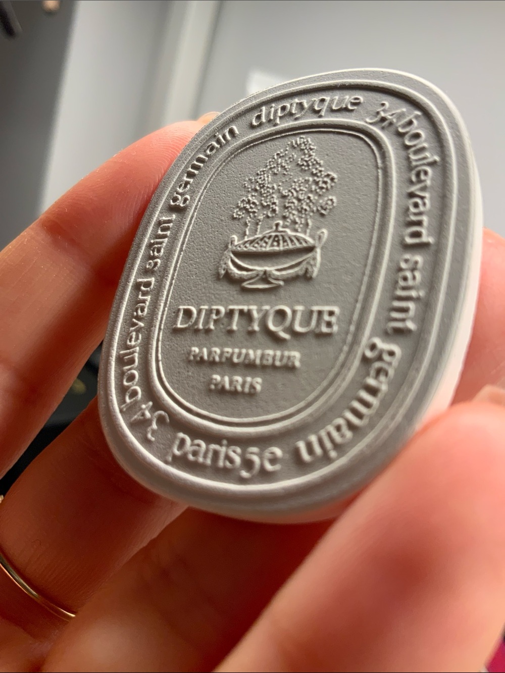 Diptyque white porcelain medallion diffuser tablet SMALL LA Droguerie ceramic